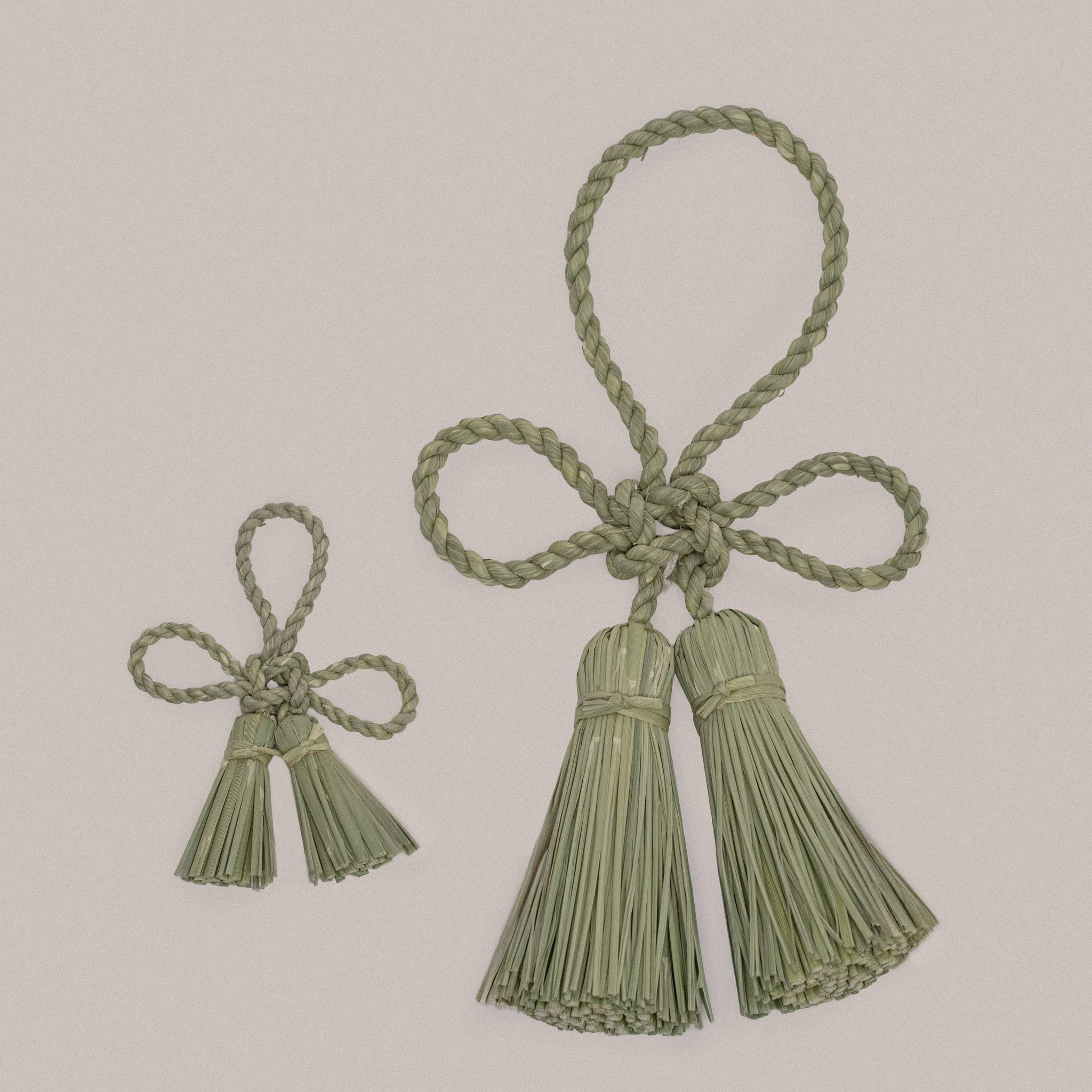 Amulette en paille de riz tressée